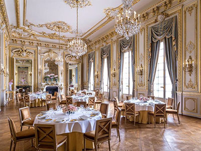 La salle de restaurant de l'hôtel