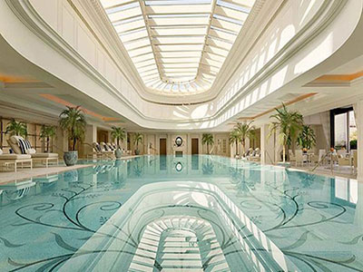 La piscine du spa de l'hôtel