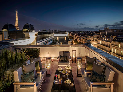 terrasse extérieure de l'hôtel avec vue sur la Tour Eiffel